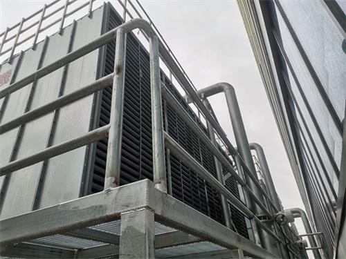 閉式冷卻塔和水冷卻系統的熱力性能的區別,水冷冷水機組必須配冷卻塔